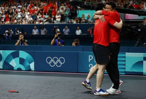 王皓抱起樊振东,球拍为何敢放地上 多亏王楚钦,团体赛赛程出炉