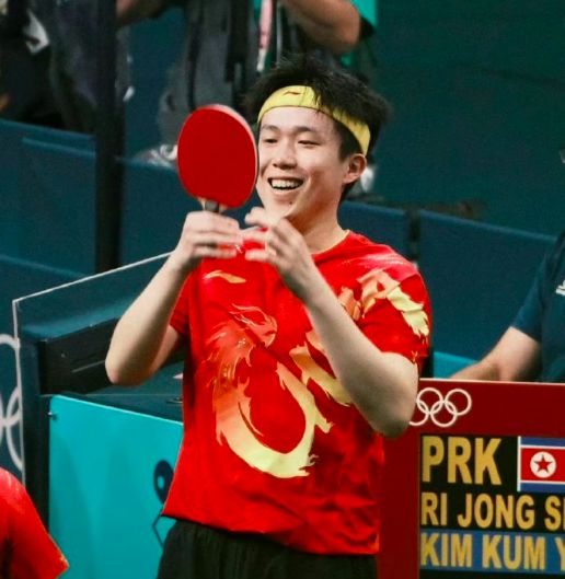 4 2夺冠 王楚钦却惨遭意外 球拍被踩断,只能副板出战单打