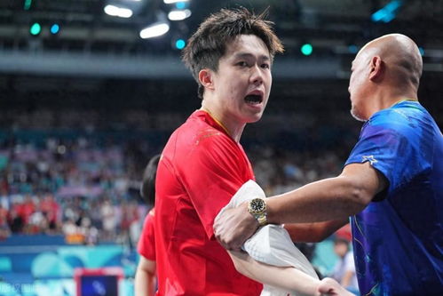 王楚钦球拍被踩烂后续,球迷批肖战,庆祝时不看好球拍