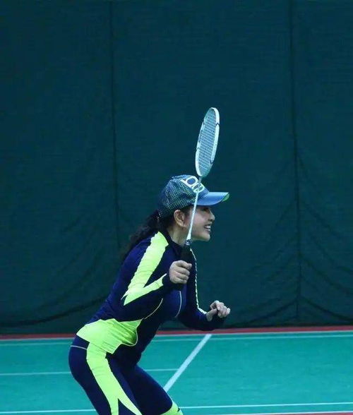 64岁刘晓庆魔鬼身材惹人羡慕 s型曲线穿衣有绝招