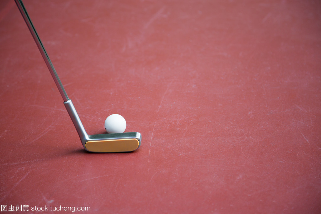 草坪上的游戏 迷你高尔夫铁球拍与白球的奇妙组合